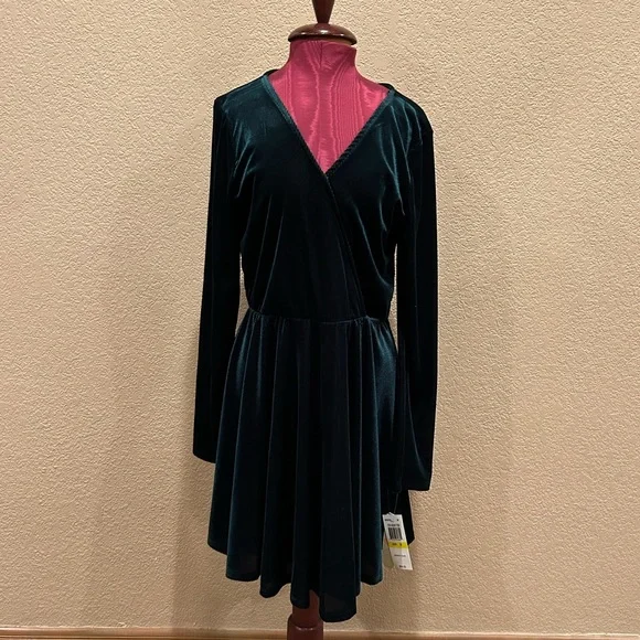 gianni bini green velvet dress Miss Circle Women Zenaida Emerald Green Cutout High Slit Velvet Gown main image 0